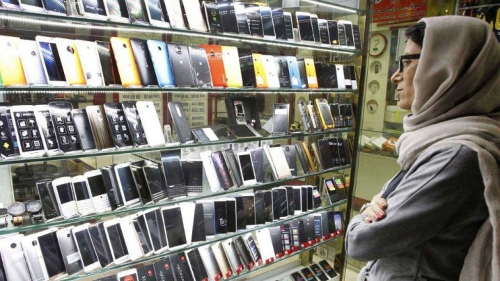عدم تعلق ارز دولتی به تلفن های همراه / گران ماندن قیمت گوشی ها در بازار