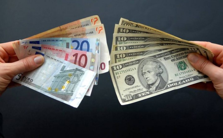 حرکت دلار و یورو در مسیرهای مخالف