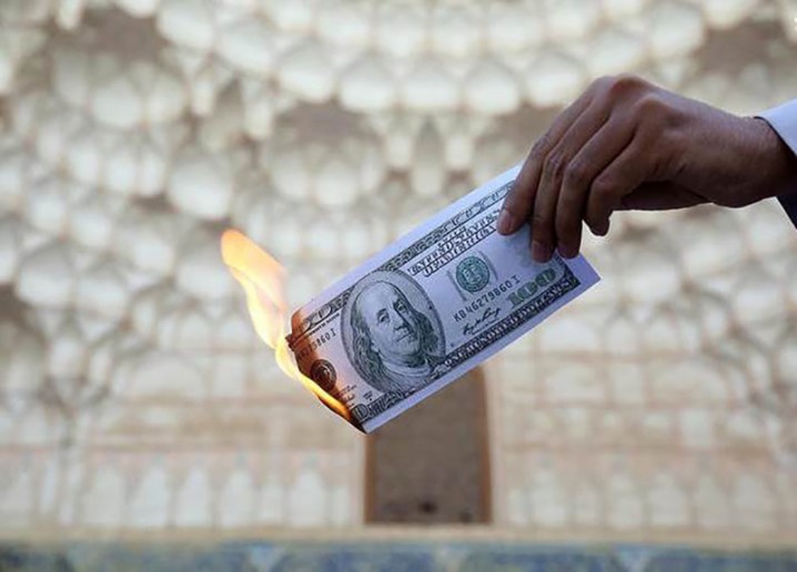 عربستان، آمریکا را به حذف دلار از معاملات نفتی تهدید کرد