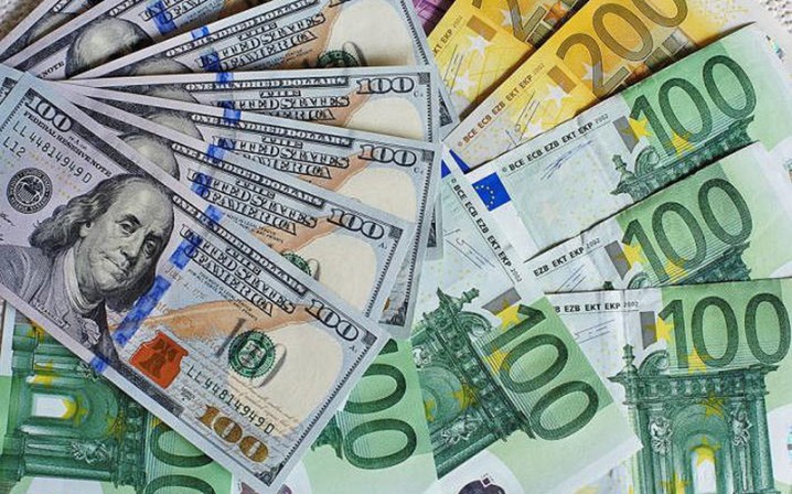 کاهش قیمت دلار و یورو در صرافی ملی