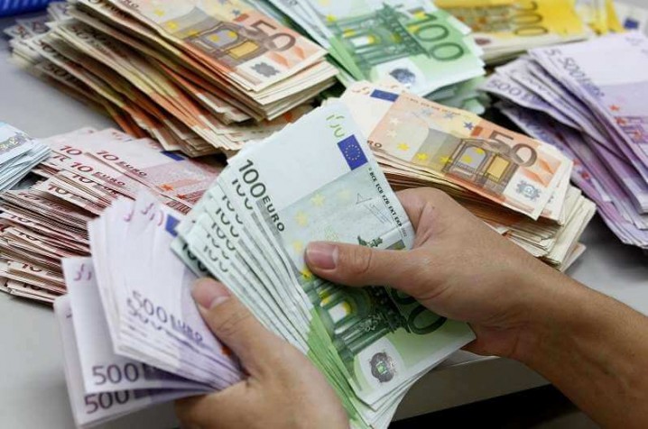 کاهش نرخ ۱۲ ارز از جمله پوند و یورو