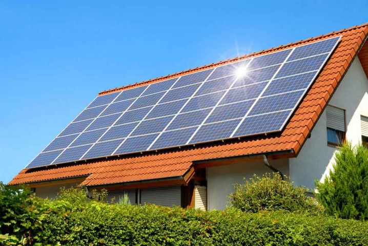 الزام استفاده از صفحات خورشیدی در ادارات برای تامین برق مورد نیاز خود