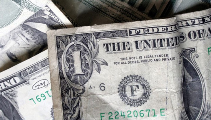 ورود سوداگران به بازار ارز/ فروش دلارهای کهنه و چاپ قدیم